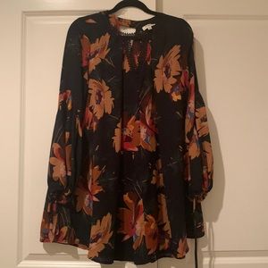 Cute Umgee mini dress. V-neck and back with tie sleeves.